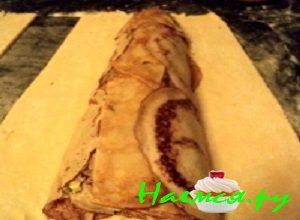 Накрыть капустную начинку половинками блинов и свободными краями блинчиков из первого нижнего слоя