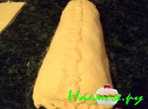 Обернуть блинную начинку дрожжевым тестом, края аккуратно защипать