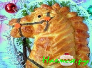 Приготовленный праздничный пирог &laquo;Новогодняя лошадка&raquo; смазать сливочным маслицем