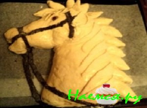 Из пельменного теста сделать детали уздечки и сбруи, посыпать их маком и немного прикатать