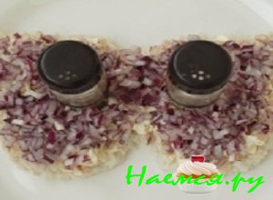 Репчатый лучок очистить от шелухи, промыть под струей холодной проточной воды и аккуратно нарезать его кубиками, разложить сверху на слой куриного мяса. Хорошенечко смазать майонезом.