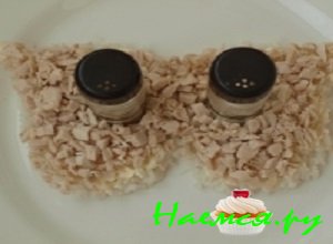 Куриное филе тщательно вымыть, снять с него кожицы и запечь мясо в разогретой духовой печи, после чего дать остыть и нарезать его кубиками