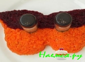 Свеклу почистить, вымыть и отварить ее до готовности. натереть охлажденную свеклу на крупной терке