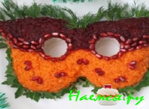 Перед подачей украсить новогодний салат &laquo;Карнавальная маска&raquo; зернышками граната, веточками укропчика и петрушки