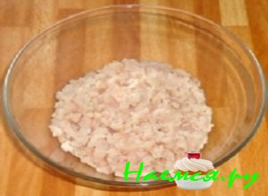 Куриное филе тщательно промыть под струей холодной проточной воды, снять кожицу, после чего пропустить мясо через мясорубку