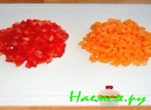 Болгарский перчик хорошенечко промыть под прохладной водой, вырезать сердцевину с семенами и нарезать его небольшими кубиками