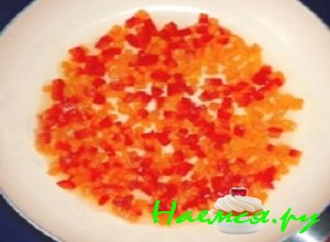 Измельченные овощи выложить на раскаленную сковороду, добавить туда же немного воды из-под крана и потушить содержимое около пяти минут