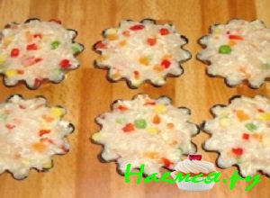 Формочки для запеканием немного смазать растительным маслицем, после чего заполнить их подготовленной начинкой