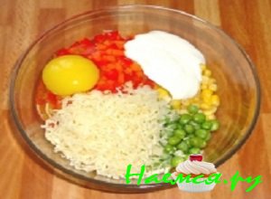 В миску с перекрученным куриным филе добавить тушеный перчик и морковку