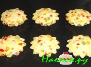 Вынуть приготовленные закусочные маффины &laquo;Фейерверк&raquo; из формочек и аккуратно выложить их на противень.