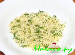 Сыр натереть на терке среднего размера и смешать его с мелко порубленной зеленью