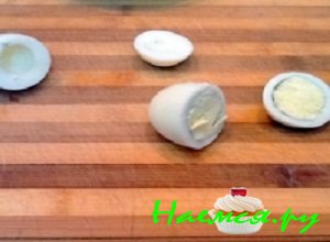 порезать яйца