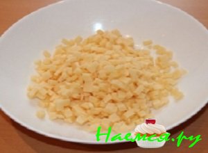 Сыр также нарезать небольшими по размеру кубиками