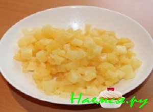 Банку с ананасами открыть, слить маринад и порезать ананасы мелкими кубиками