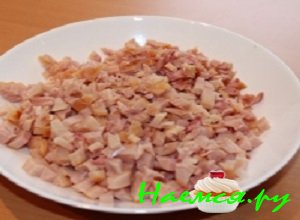 Куриное мясо аккуратно отделить от косточки и нарезать его небольшими кубиками