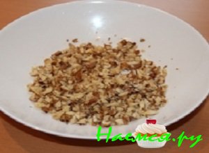 Грецкие орехи прокалить в микроволновой печи, после чего порубить их кухонным ножом