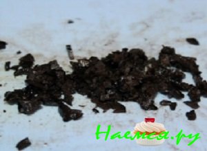 Куриные яйца залить прохладной водой и отварить их до готовности, после чего остудить и очистить от скорлупы