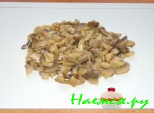 Грибочки нарезать тоненькими пластиками