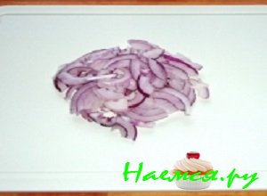 Красный репчатый лучок очистить от шелухи, вымыть под струей проточной воды и нашинковать его полукольцами