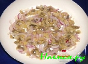 Измельченный лук смешать с грибочками и обжарить его на оливковом маслице, добавить немного поваренной соли и молотого перчика