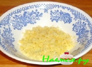 Сыр протереть через мелкую терку