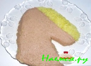 На слой картофеля равномерно нанести тонкий слой печеночного паштета, таким образом как продемонстрировано на фото