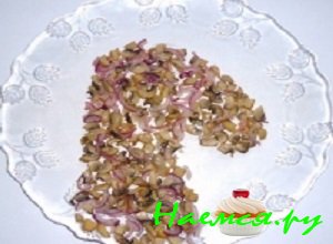 Выложить на плоскую тарелку силуэт лошадиной головы из обжареных грибочков и лука. Немного пропитать слой майонезом