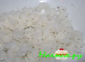Рис хорошенечко промыть до прозрачной воды, после чего залить холодной водой и отварить до готовности