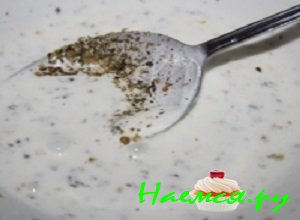 Для приготовления вкусной и ароматной заправки необходимо смешать вместе жирную сметанку, свежевыжатый лимонный сок, смесь прованских травок и черный молотый перчик