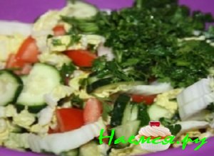 Зелень вымыть, обсушить и мелко порубить ножом