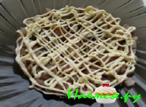 Селедочку очистить от кожи, удалить из рыбы косточки и внутренности. Рыбное филе аккуратно нарезать небольшими кубиками и выложить их равномерным слоем на плоскую тарелочку. Рыбный слой обильно пропитать майонезом.