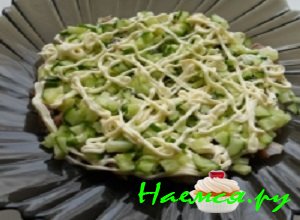 Свежий огурец тщательно промыть под струей проточной воды, промокнуть сухим полотенцем, после чего мелко порезать и равномерно выложить на слой сельди. Немного смазать огуречный слой майонезом.