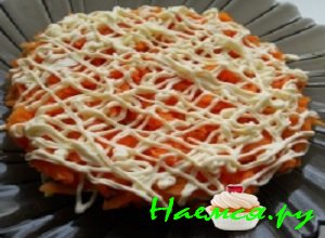 Сверху натереть морковки и полить майонезом