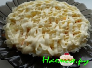 Выложить слой тёртого картофеля и полить майонезом