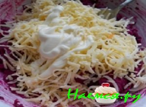 Потереть сыр со свеклой