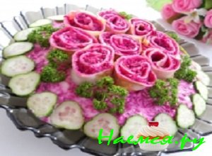 Готовые рулетики аккуратно порезать на брусочки высотой не более 2 см