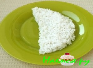 Готовый рис аккуратно выложить на плоское блюдо и разровнять. Придать первому слою форму апельсиновой дольки