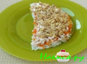 Порезать грибочки на тоненькие ломтики, после чего выложить их четвертым слоем