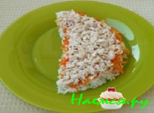 Куриное филе отварить в соленой воде до полной готовности, остудить и мелко нарезатькуриное мясо. Выложить его поверх овощей, разровнять и обильно смазать майонезом