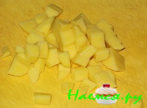 По истечении данного времени, почистите картошку, порежьте овощ средними кубиками и отправьте в емкость с рисом