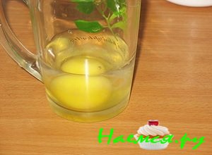 разбейте яйцо в стакан