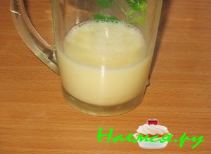 взбейте яйцо с водой