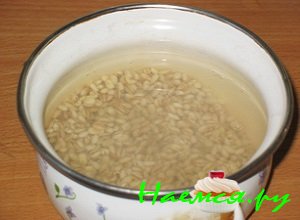 Для начала хорошенько промойте перловку под проточной водой, потом отправьте ее в емкость и залейте кипящей водой