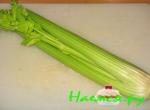 В то время как будут обжариваться овощи, займитесь сельдереем
