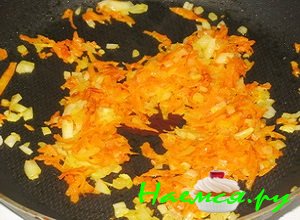 Поставьте сковороду на огонь, влейте растительное масло и обжарьте морковь и лук