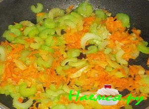 Потом порезанный сельдерей отправьте в сковороду с луком и морковкой, накройте овощи крышкой и пусть они тушатся