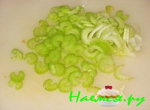 порежьте сельдерей поперёк