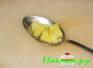 Порезанный картофель отправьте в бульон с мясом и перловой крупой