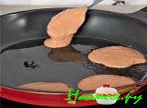 Обжаривайте оладьи с двух сторон, каждую по 3 минуты