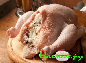 Берите подготовленную начинку и фаршируйте ей курочку, потом вовнутрь положите корицу